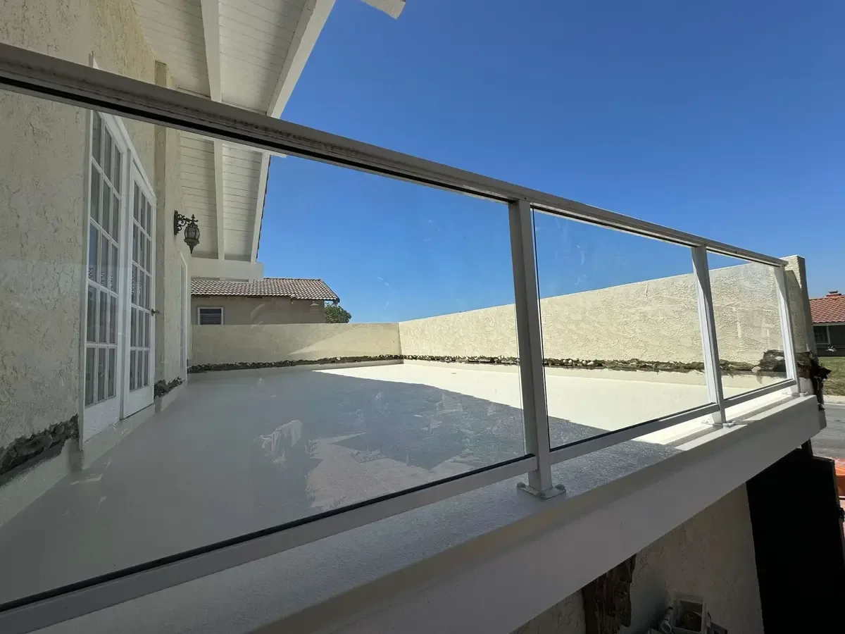 Waterproofed balcony protected with a seamless membrane